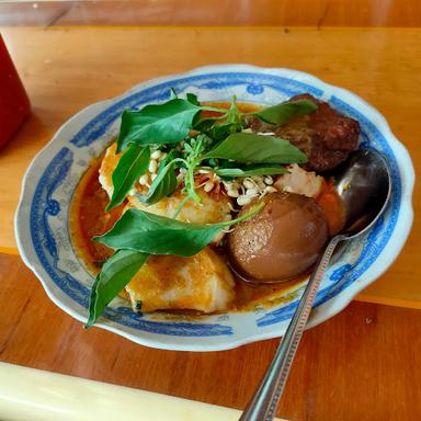 KETUPAT SAYUR DAN LAKSA BETAWI CIDODOL