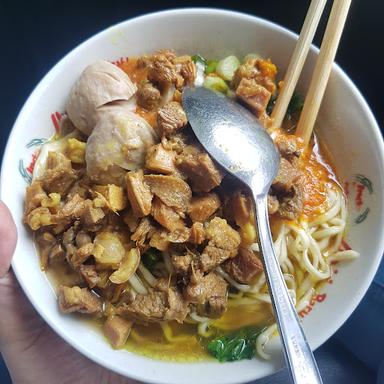 MIE AYAM MAS UDIN PINGGIR JALAN GEDUNG HIJAU RAYA