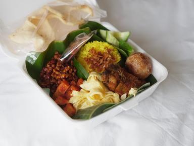 NASI KUNING AYAM LENGKUAS