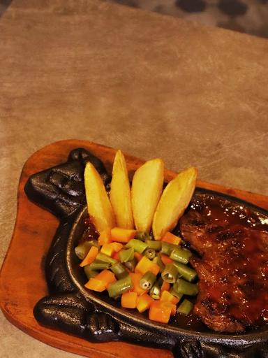 HALUNA STEAK & MIE HOTPLATE KEBAYORAN LAMA