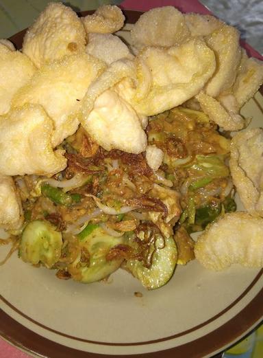 SOTO DAN GADO-GADO IBU DEDEH