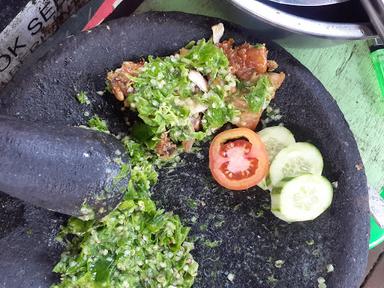 AYAM PENYET LOMBOK IJO