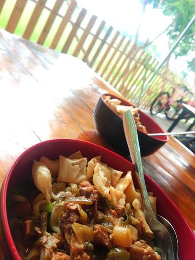 KEDAI MIE TRISNO