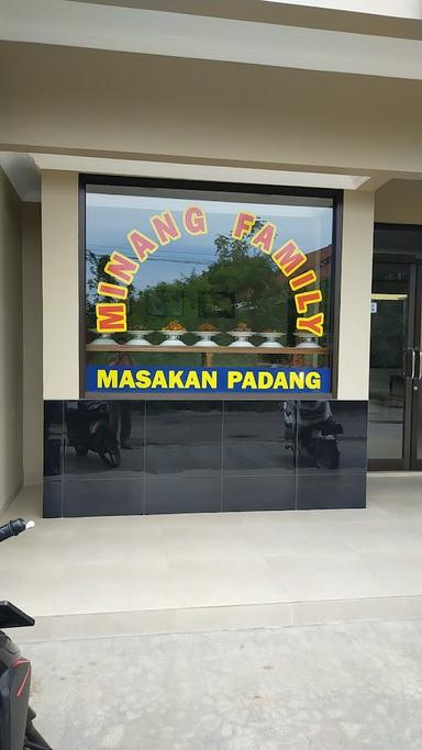 RUMAH MAKAN PADANG MINANG FAMILY