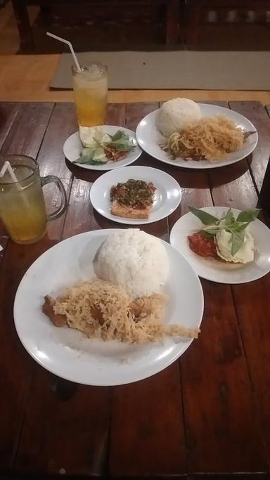 WARUNG AYAM GORENG ROKER SAWOJAJAR