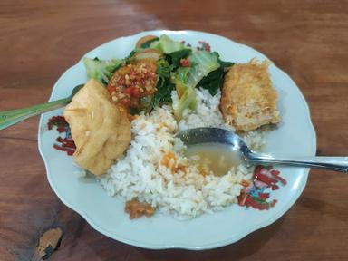 WARUNG BU HAJI PRASMANAN DAN LALAPAN