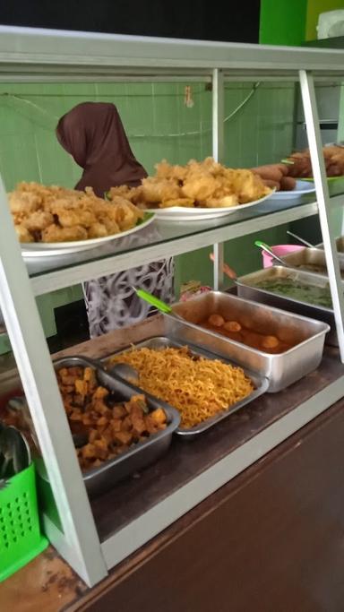 WARUNG BU HAJI PRASMANAN DAN LALAPAN