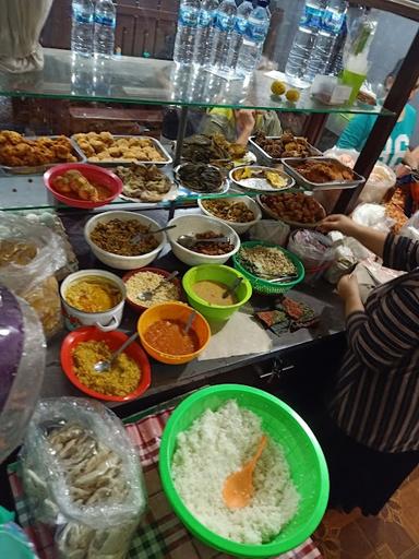 WARUNG RAWON, RAMES DAN PECEL BU DEWI