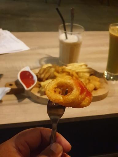 DISINI MAKAN DAN MINUM