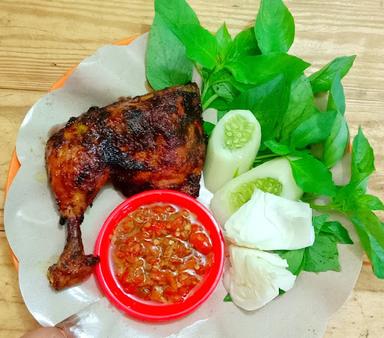 AYAM DAN BEBEK JELETOT BU INEM