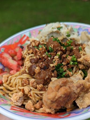 BAKMI OMA VEGAN NOODLE - PASAR PARAMOUNT