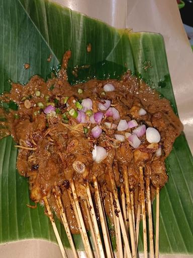 SATE DAN SOTO AYAM MADURA MAMA YUMNA