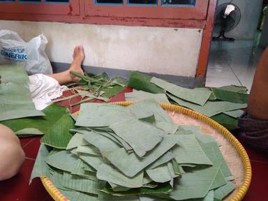 LATAR KUE ORANG KEMBANGAN.