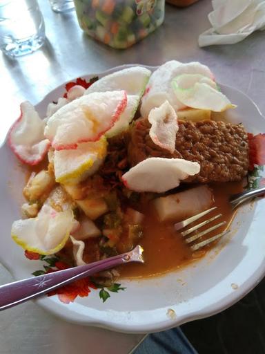 NASI UDUK DAN KETUPAT SAYUR BANG MAMAN