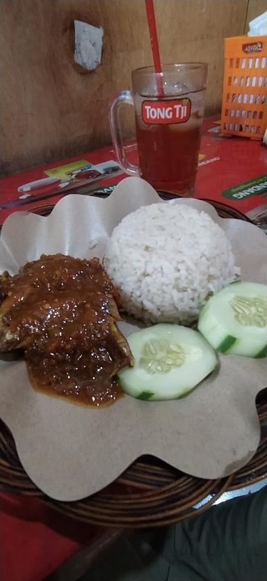 AYAM PENYET SAMBEL PETIR