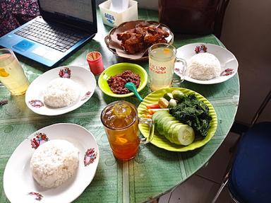 AYAM GORENG BU DAWAM