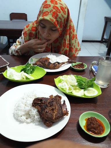 AYAM BAKAR PAK MIN