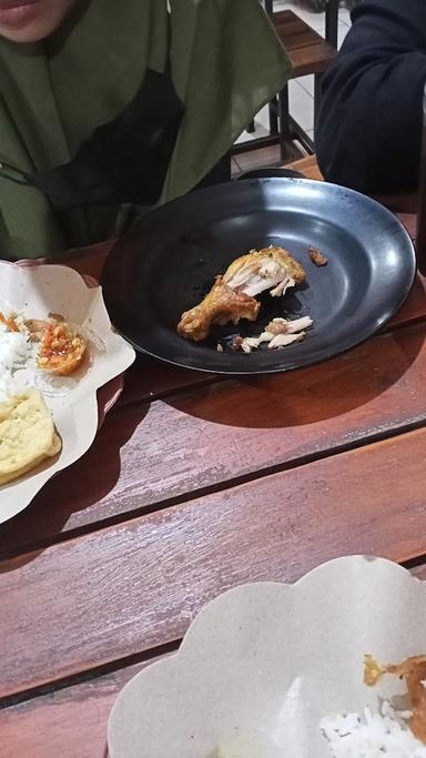 AYAM GORENG NELONGSO KEPANJEN