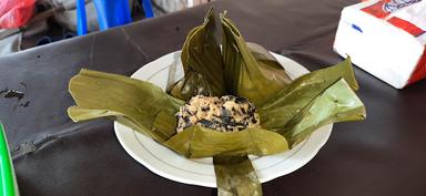 WARUNG NUSANTARA BU JUM NASI EMPOK NASI JAGUNG