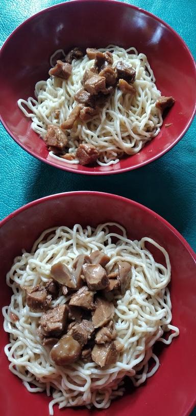 BAKMI AYAM IBU WATI PULO GEBANG