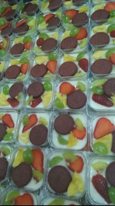 MIU PUDDING & SALAD BUAH