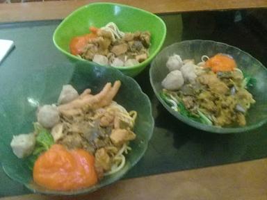 BAKSO & MIE AYAM ARGO