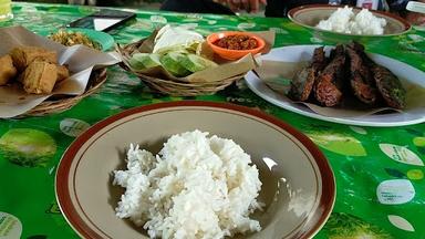 WARUNG MAKAN KHAS PEDESAAN CILACAP