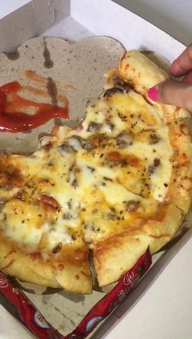 QUEENAL PIZZA & COOKIES KETANGGUNGAN