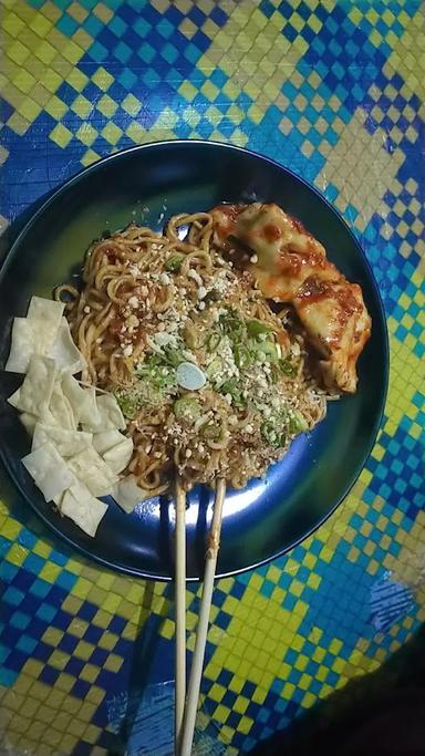 MIE JEBEW LEVEL PEDAS MANTUL