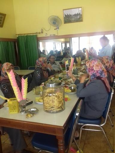 RUMAH MAKAN PADANG FAMILY SAKATO