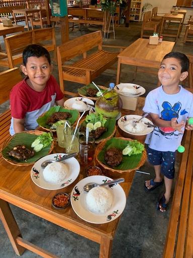 AYAM BAKAR ARTOMORO KLATEN