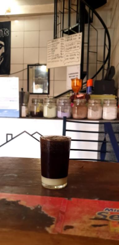 WARUNG KOPI TRIOTIEMOON