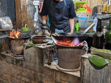 WARUNG MUNDU (TONGSENG SETAN & SATE GAJAH)