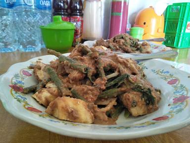 BAKSO DAN RUJAK KHAS MADURA