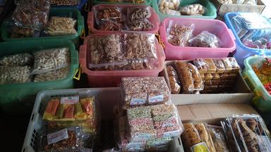 TUKANG KUE IBU SRI PASAR BELIMBING