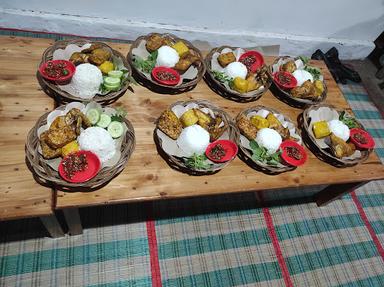 DJUARA SAMBEL “AYAM GORENG SERUNDENG”