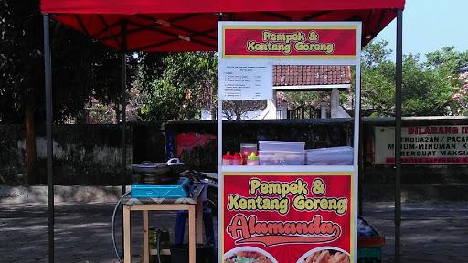 PEMPEK DAN KENTANG GORENG ALAMANDA WISATA LAPANGAN KARANG KOTAGEDE YOGYAKARTA