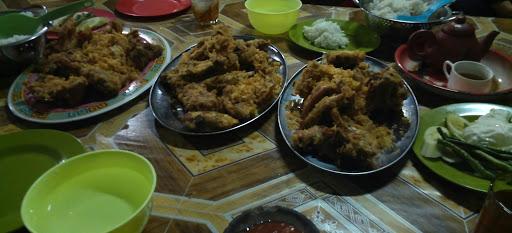 AYAM GORENG DAN PECEL LELE PUJA SERA