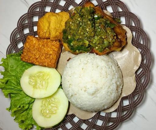 AYAM GORENG SUMARTI, BELAKANG UNIVERSITAS PGRI ( UNINDRA )