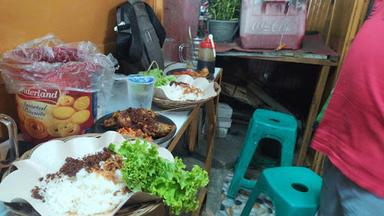 WARUNG MAKAN 1975