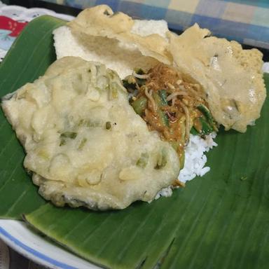 NASI PECEL DAN TEMPE MENDOAN PLAT R