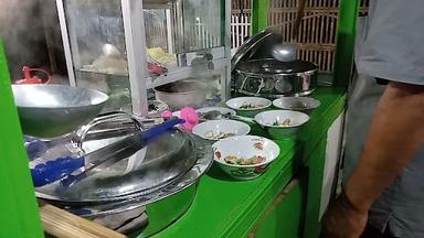 MIE AYAM, BAKSO, SOTO DAN NASI GORENG NIS