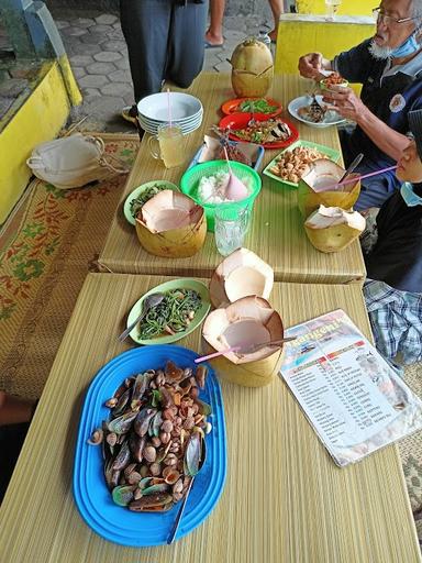 WARUNG MAKAN NGANGENI PANTAI DEPOK