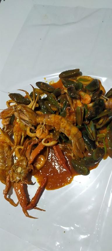 SEAFOOD TUMPAH NONA METTA