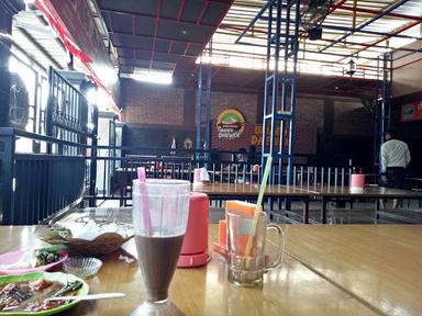 WARUNG MAKAN UMAEH DHEWEK