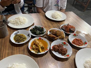 RUMAH MAKAN RAHMI MINANG MAIMBAU