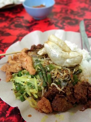 WARUNG BABI GULING BU MADE SEKAR