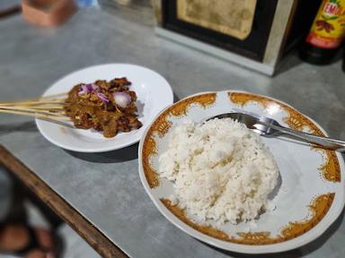 WARUNG MADURA SATE KAMBING & AYAM GULE