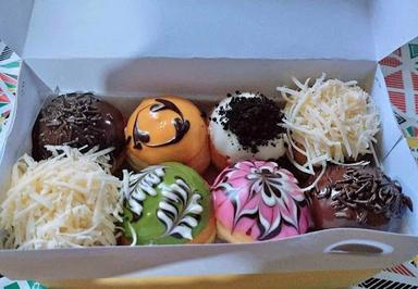 DONAT DANIS LEONA