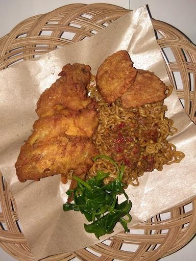 AYAM PENYET URAP APU